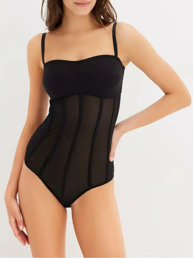 BODY ZE STRINGAMI