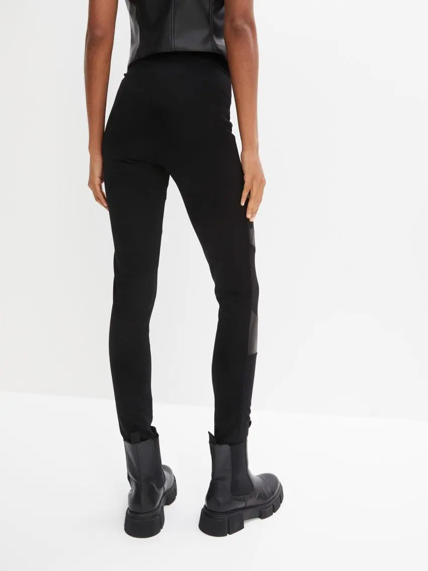 LEGGINSY ZE WSTAWKAMI ZE SZTUCZNEJ SKÓRY